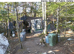 Acampamento de Christopher Knight, 'o ermitão do North Pond' - 17/04/13 [Maine Dept. of Public Safety]