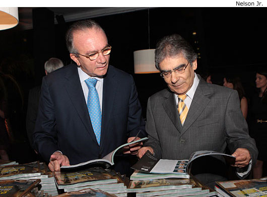 Ministros Asfor Rocha, do STJ, e Ayres Britto, do STF, folheiam o Anuário da Justiça Brasil 2011.