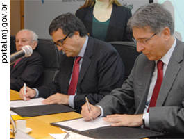 Assinatura de Acordo de Cooperação com Ministro Fernando Pimentel durante XIX Reunião Plenária do Fórum Permanente das Micro Empresas e Empresas de Pequeno Porte 22/7 - portal.mj.gov.br
