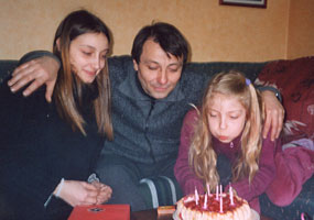 Battisti - Aniversário com as duas filhas - Paris/2004 - Arquivo Pessoal