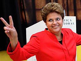 A candidata à Presidência da República pelo PT, Dilma Rousseff, vota na Escola Estadual de Ensino Médio Santos Dumont - Wilson Dias/ABr