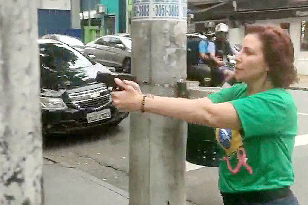 Carla Zambelli aponta arma para homem em São Paulo, na véspera do segundo turnoReprodução