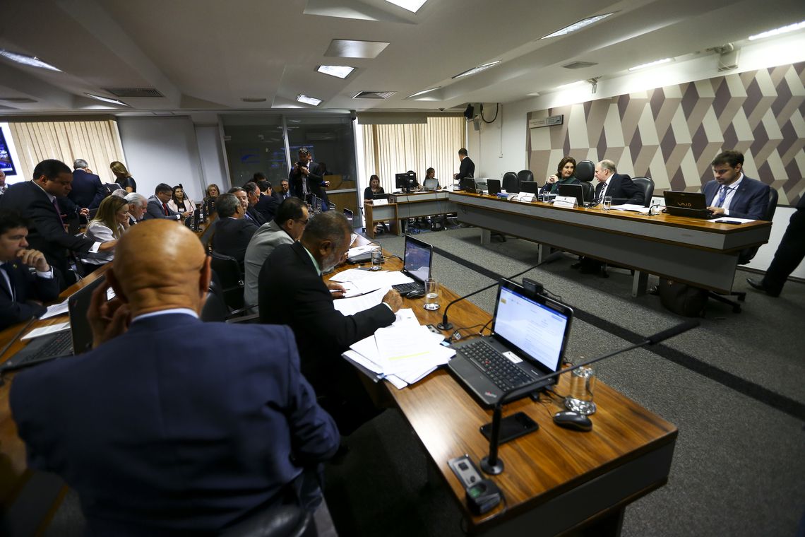CCJ do Senado derruba 76 emendas e aprova relatório de Tasso Jereissati
