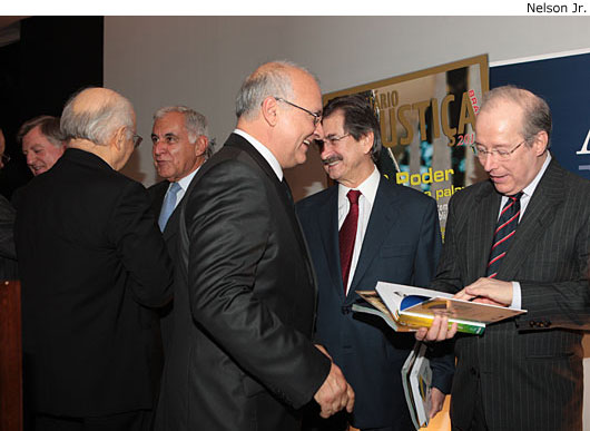 O decano do Supremo, ministro Celso de Mello, folheia o livro "As Constituições do Brasil", organizado por seu colega Cezar Peluso (ao lado).