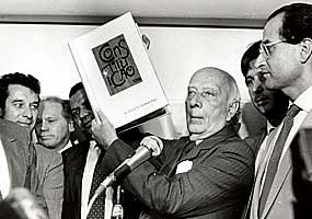 - O deputado Ulysses Guimarães mostra a Constituição brasileira, promulgada em 1988 - Arquivo Agência Brasil
