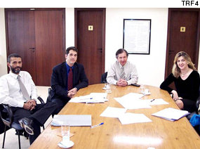 Erivaldo Santos, Antonio Schenkel do Amaral e Silva e Taís Ferraz, e o desembargador Vladimir Passos de Freitas - 15/03/2012 [TRF4]