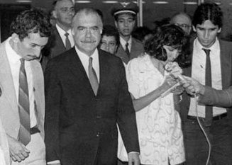 José Sarney entre os jornalistas Bartolomeu Rodrigues (à esquerda) e Teresa Cardoso e Rodolfo Fernandes (à direita)