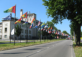 Haia - Tribunal Penal Internacional para a Iugoslávia e a rua com as bandeiras da ONU - Arquivo ConJur