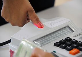 Hidrolândia (GO) - Os eleitores de 60 municípios utilizam a nova tecnologia das urnas biométricas, de identificação digital - Elza Fiúza/ABr