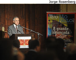 O presidente do TJ-SP, José Roberto Bedran, palestra durante o lançamento
