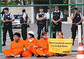 Manifestantes do Greenpeace protestam contra o leilão da Hidrelétrica de Belo Monte - Roosewelt Pinheiro/ABr