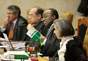 Min. Joaquim Barbosa consulta a constituição (24/09/2010) - Gil Ferreira/SCO/ST