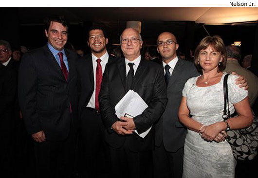 O ministro da Justiça, José Eduardo Cardozo foi representado por Marco Caetano, que aparece na foto com a equipe do ministério e o diretor da ConJur, Márcio Chaer.