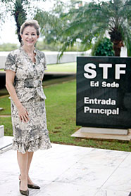 Ministra Ellen Gracie indo para inauguração da Central de Atendimento. (04/03/2010) - Gil Ferreira/SCO/STF