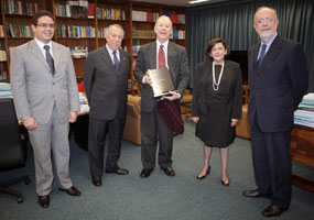 Ministro Celso de Mello recebe placa de homenagem da associação dos antigos alunos da Faculdade do Largo de São Francisco (11/11/2010 - Gil Ferreira/SCO/STF