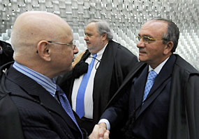 Ministro Cesar Asfor Rocha cumprimenta o ministro Ari Pargendler e ao fundo o ministro Felix Fischer eleito novo vice-presidente do STJ - STJ
