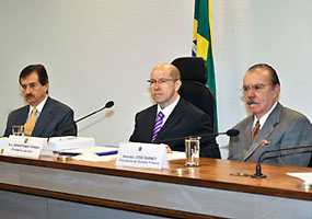 Ministro Cesar Peluso, o senador Demóstenes Torres e o presidente do Senado, José Sarney - José Cruz/Agência Senado