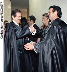 Ministro empossado Luiz Fux recebe os cumprimentos do presidente do STF, ministro Cezar Peluso. 03/03/2011 - Carlos Humberto/SCO/STF