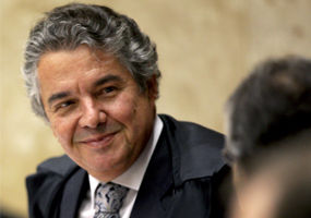 Ministro Marco Aurélio vota a favor do exame da Ordem dos Advogados do Brasil (OAB) - 26/10/2011 [Fellipe Sampaio/SCO/STF]