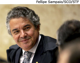Ministro Marco Aurélio vota a favor do exame da Ordem dos Advogados do Brasil (OAB) - 26/10/2011 [Fellipe Sampaio/SCO/STF]