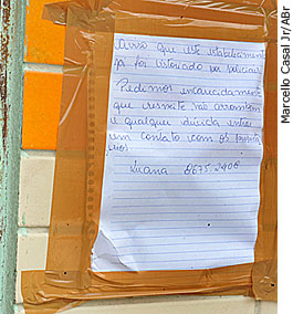 Moradores do Alemão deixam bilhetes para policiais não arrombarem portas. A população denuncia possíveis abusos de policiais durante operação - Marcello Casal Jr/ABr