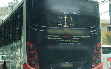 Ônibus circula com propaganda de escritório em Minas Gerais [Reprodução]
