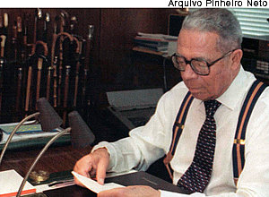 Pinheiro em seu escritório - 17/08/2012 [Arquivo Pinheiro Neto]