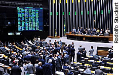 Plenário aprova nova regra de distribuição de royalties do petróleo - Rodolfo Stuckert/Agêcia Câmara