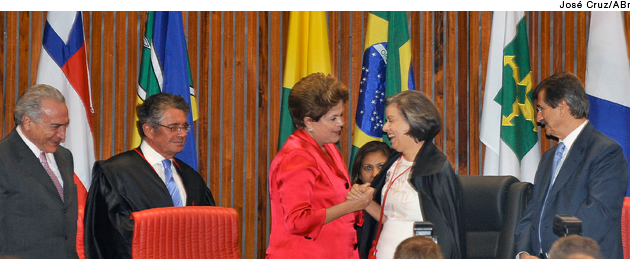 Presidenta Dilma Rousseff cumprimenta a ministra Cármen Lúcia - 18/04/2012 [José Cruz/ABr]