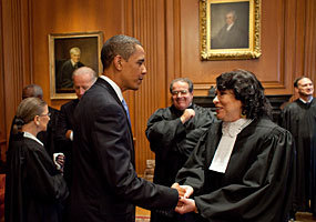 O presidente Barack Obama fala com a Juíza Sonia Sotomayor antes de sua cerimônia de posse no Supremo Tribunal - 8 de setembro de 2009. - Pete Souza/White House
