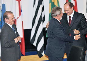 O presidente Lula cumprimenta o diretor da Polícia Federal, Luiz Fernando Corrêa, durante solenidade de comemoração dos 65 anos da PF - Fábio Rodrigues Pozzebom/ABr