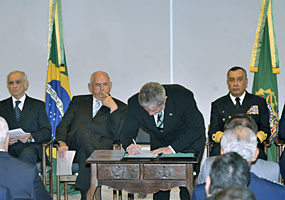 O presidente Lula durante cerimônia de sanção do Projeto de Lei Complementar 10/2010 - José Cruz/ABr