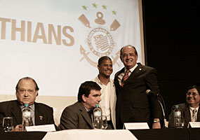 Presidente do STF e jogador Marcelinho na cerimônia de assinatura de convênio com o Corinthians para projeto Começar de Novo. (22/03/2010) - U.Dettmar/SCO/STF