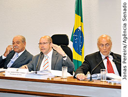 Reunião na Comissão de Constituição e Justiça. Mesa (E/D): senadores César Borges (PR-BA), Demóstenes Torres (DEM-GO), presidente da comissão, e Eduardo Suplicy (PT-SP) - Jonas Pereira/Agência Senado