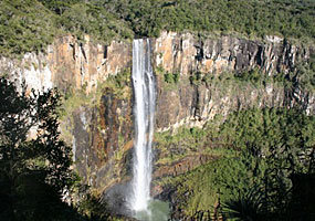 O Salto São Francisco, localizado no distrito do Guairacá a 45 km do centro do Município, é um dos principais pontos turísticos de Guarapuava, com uma queda d’água de 196m de altura. - Prefeitura Municipal de Guarapuava