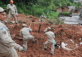 Teresópolis - Equipes de resgate trabalham nas áreas atingidas pelas fortes chuvas que assolaram a região serrana do estado do Rio de Janeiro - Valter Campanato/ABr