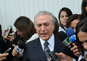 O vice-presidente eleito, Michel Temer, fala com jornalistas após café da manhã com a presidente eleita, Dilma Rousseff - Antonio Cruz/ABr