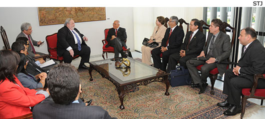 Vice-presidente do STJ, ministro Felix Fischer, recebe delegação peruana - STJ