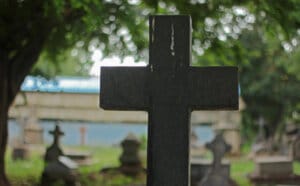 Cruz em jazigo no cemitério