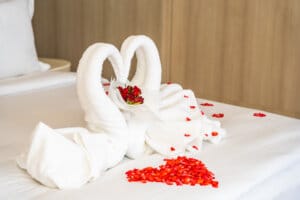 toalha de cisne na cama, quarto de motel, recém casados, lua de mel