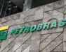 Logo da Petrobras na fachada do Edise, o edifício-sede da Petrobras no Rio de Janeiro
