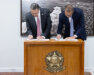 Luís Roberto Barroso e Alexandre Cordeiro Macedo assinam acordo de cooperação entre Cade e STF