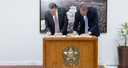 Luís Roberto Barroso e Alexandre Cordeiro Macedo assinam acordo de cooperação entre Cade e STF