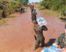 Militares da Marinha levam agua potavel para desabrigados municípios de Eldorado do Sul e Guaíba (RS); enchentes no Rio Grande do Sul