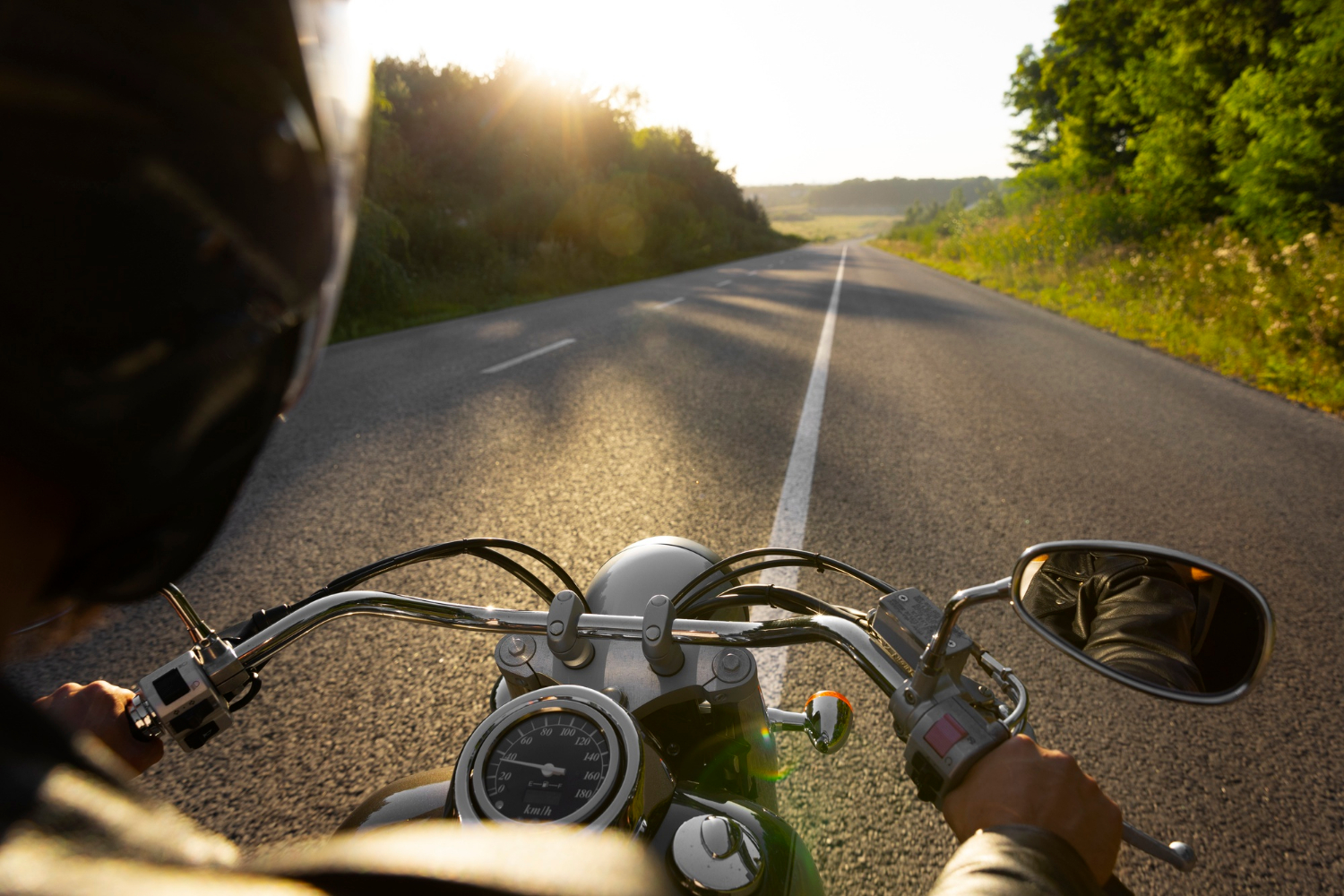 Moto em estrada, motociclista, acidente de moto