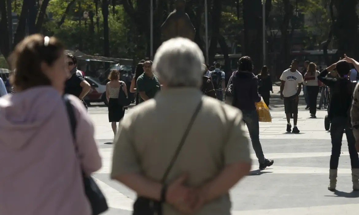 O tempo das instituições e o tempo dos institucionalizados: entre cuidados, abandonos e invisibilidades
