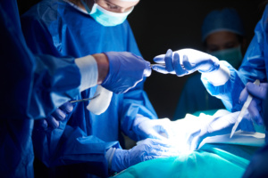 O TJ-MT determinou que uma operadora de plano de saúde custeie cirurgia e tratamento médico-hospitalar a um paciente diagnosticado com câncer raro.