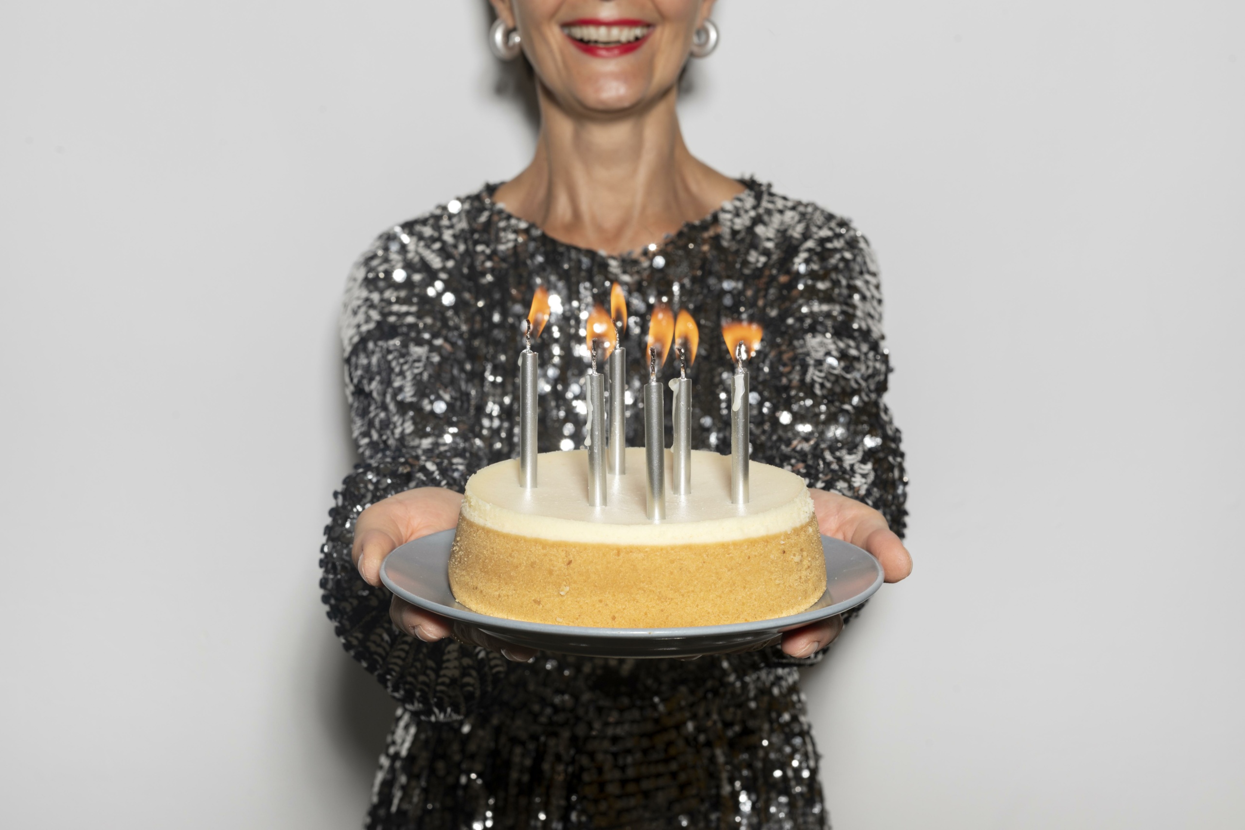 Mulher de 50 anos cantando parabéns
