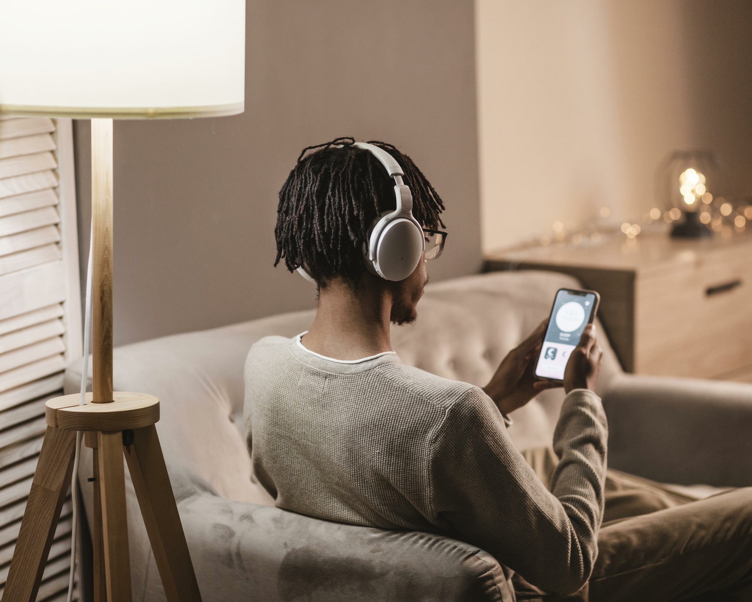 Homem ouvindo música com fones de ouvido no seu celular