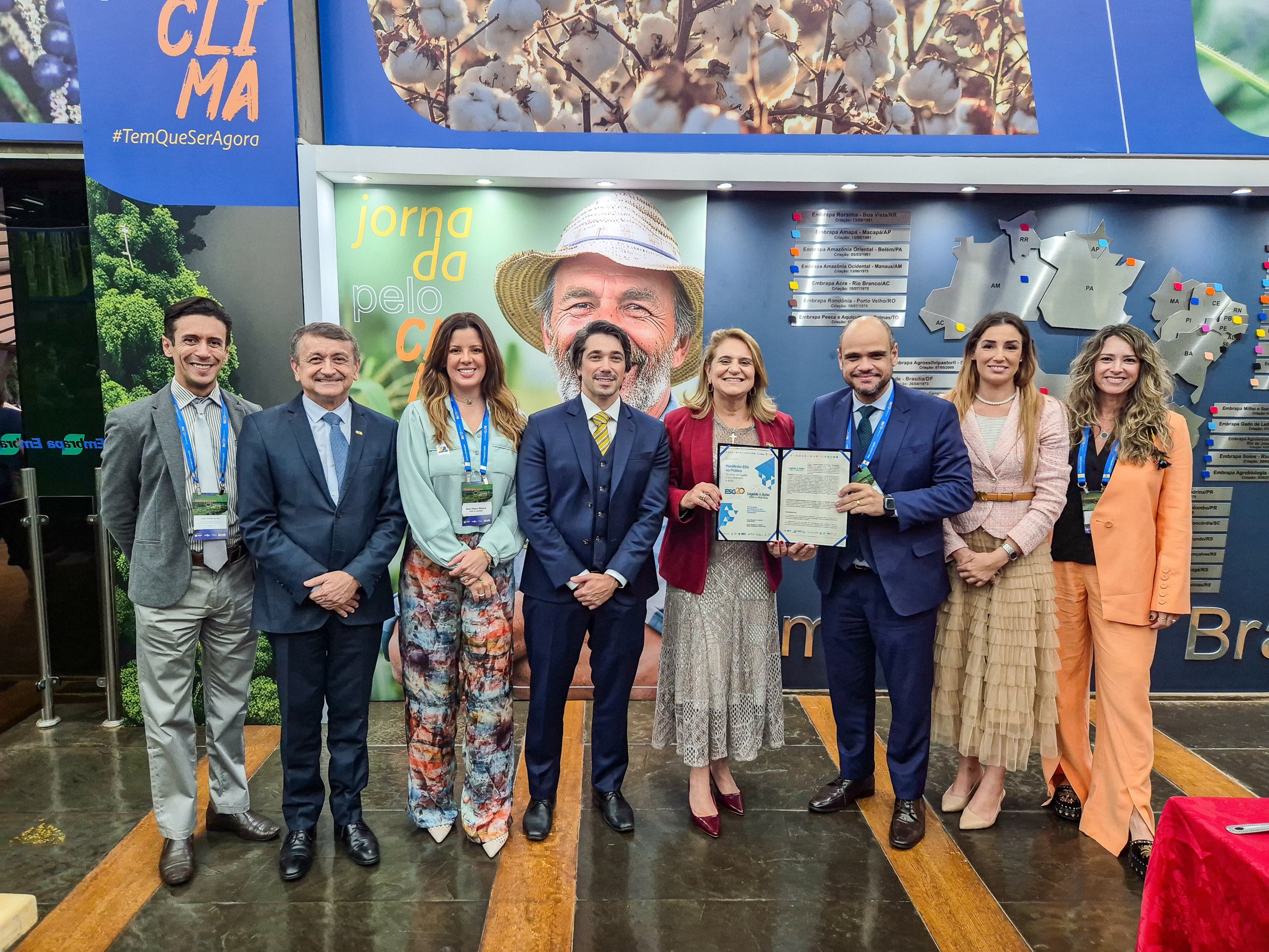 Autoridades da Embrapa e do Instituto Global ESG assinam acordo pela sustentabilidade